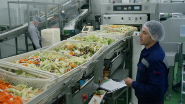 Сотрудник на производство микс-салатов и овощей.