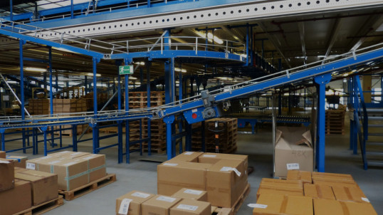 Work in an international logistics warehouse