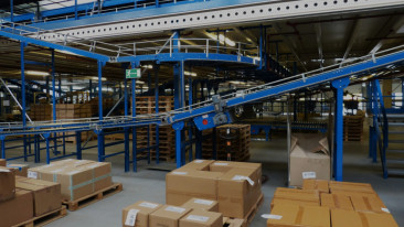 Work in an international logistics warehouse